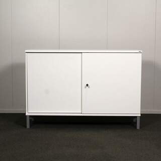 Kinnarps liukuovikaappi, valkoinen, 2 hyllyväliä, leveys 120 cm