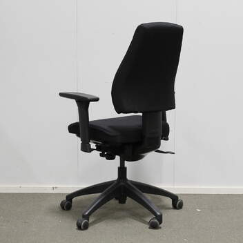 Uudelleenverhoiltu Kinnarps 6000 työtuoli, Matala selkänoja, musta, uudet käsinojat