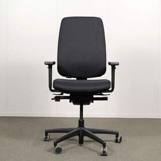 Uudelleenverhoiltu Isku Still työtuoli, musta, käsinojat