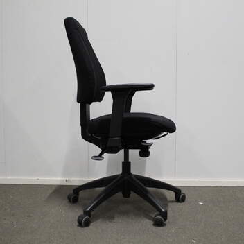 Uudelleenverhoiltu Kinnarps 6000 työtuoli, Matala selkänoja, musta, uudet käsinojat