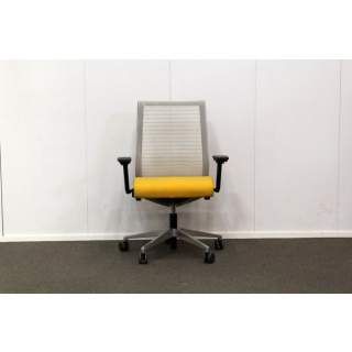 Steelcase Think työtuoli, Käsinojat, keltainen istuin, verkkoselkänoja