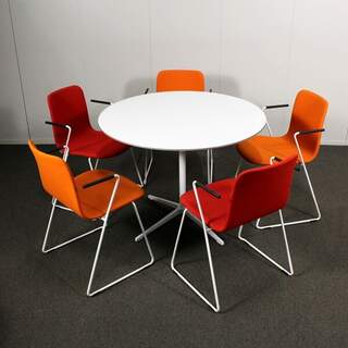 Pöytäryhmä viidelle, Duba pöytä ja Martela Sola tuolit