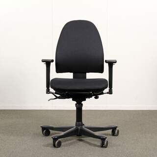 Uudelleenverhoiltu Kinnarps 6000 työtuoli, Matala selkänoja, musta, uudet käsinojat