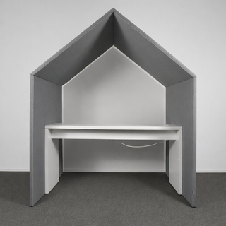 Götessons Half a Hut harmaa, valkoisella pöydällä, schuko + 2 x USB