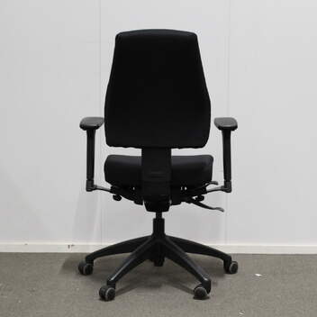 Uudelleenverhoiltu Kinnarps 6000 työtuoli, Matala selkänoja, musta, uudet käsinojat