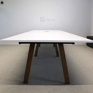 Neuvottelupöytä 400x120 cm, valkoinen / puu, sähköluukku