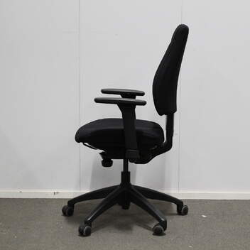 Uudelleenverhoiltu Kinnarps 6000 työtuoli, Matala selkänoja, musta, uudet käsinojat