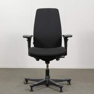 Kinnarps 5000 työtuoli, musta, käsinojat