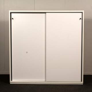 Martela Combo liukuovikaappi, valkoinen, 3 hyllyväliä, L 120 cm. Tuplalukitus.