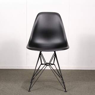 Vitra Eames Plastic Chair, musta