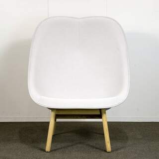 HAY Uchiwa Lounge Chair, vaalean harmaa / tammi