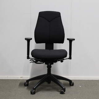 Uudelleenverhoiltu Kinnarps 6000 työtuoli, Matala selkänoja, musta, uudet käsinojat