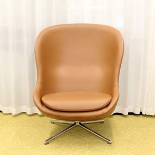 Normann Copenhagen Hyg nojatuoli, Konjakinvärinen nahka / alumiini