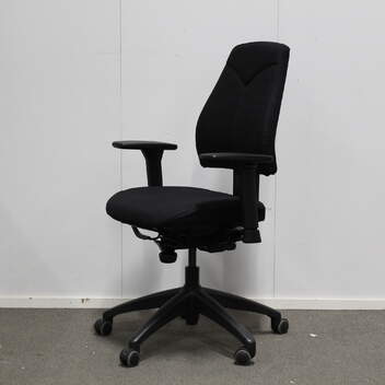 Uudelleenverhoiltu Kinnarps 6000 työtuoli, Matala selkänoja, musta, uudet käsinojat