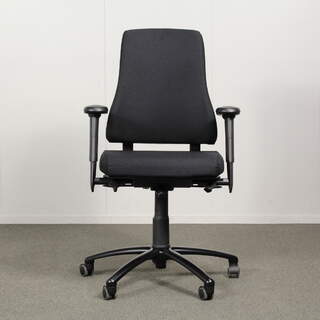 Uudelleenverhoiltu Martela Axia 2 L työtuoli, musta, käsinojat